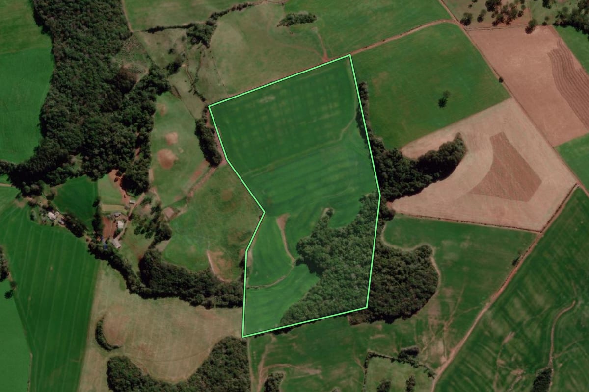 Imagem de satélite do imóvel rural em Água Santa (RS), com o contorno declarado no CAR desenhado por cima.