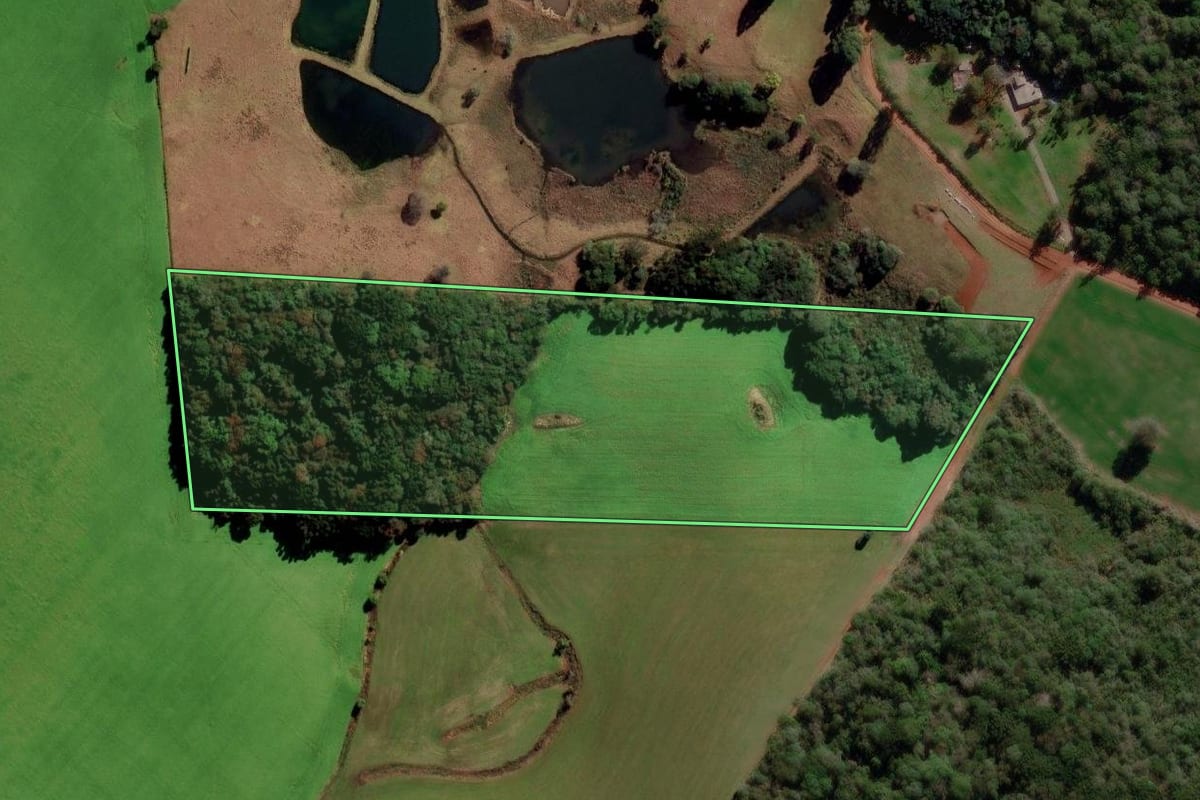 Imagem de satélite do imóvel rural em Água Santa (RS), com o contorno declarado no CAR desenhado por cima.