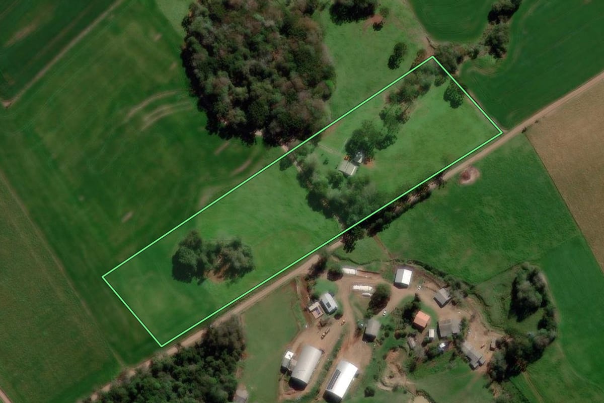 Imagem de satélite do imóvel rural em Água Santa (RS), com o contorno declarado no CAR desenhado por cima.