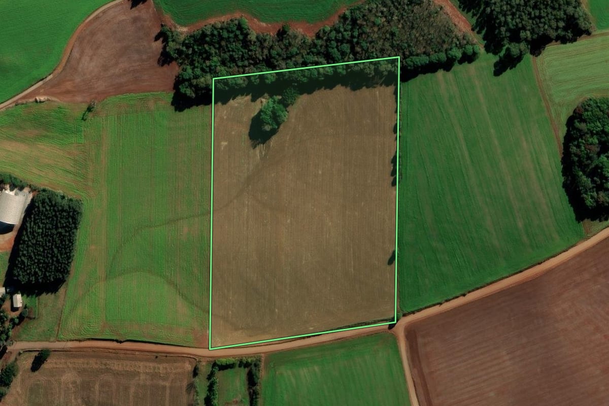 Imagem de satélite do imóvel rural em Água Santa (RS), com o contorno declarado no CAR desenhado por cima.