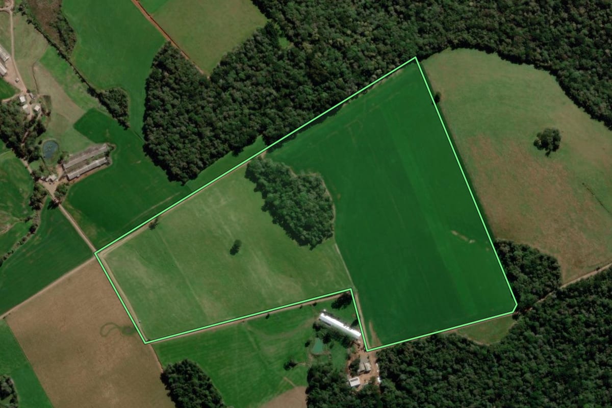 Imagem de satélite do imóvel rural em Água Santa (RS), com o contorno declarado no CAR desenhado por cima.