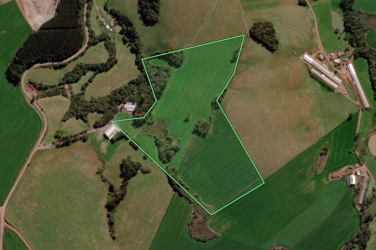 Imagem de satélite do imóvel rural em Água Santa (RS), com o contorno declarado no CAR desenhado por cima.