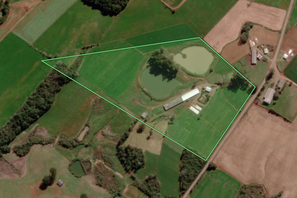 Imagem de satélite do imóvel rural em Água Santa (RS), com o contorno declarado no CAR desenhado por cima.
