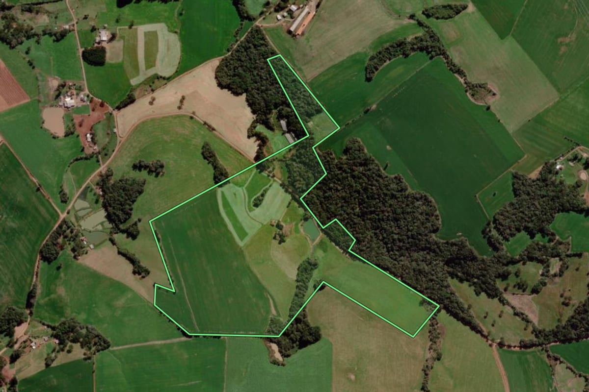 Imagem de satélite do imóvel rural em Água Santa (RS), com o contorno declarado no CAR desenhado por cima.