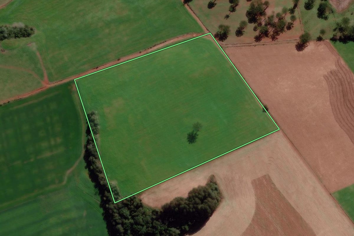 Imagem de satélite do imóvel rural em Água Santa (RS), com o contorno declarado no CAR desenhado por cima.