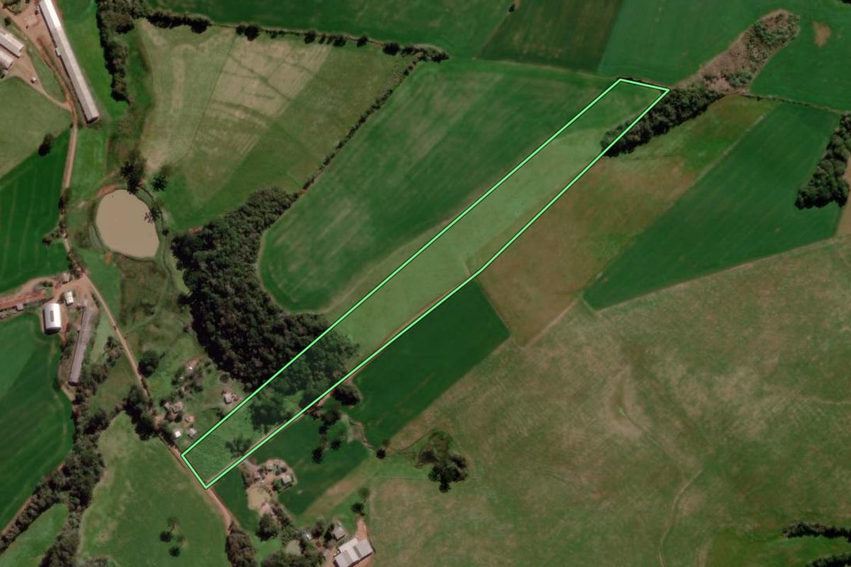 Imagem de satélite do imóvel rural em Água Santa (RS), com o contorno declarado no CAR desenhado por cima.