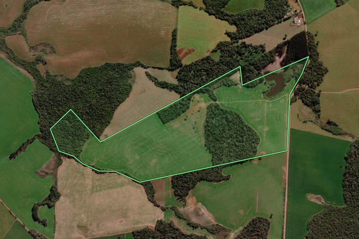 Imagem de satélite do imóvel rural em Água Santa (RS), com o contorno declarado no CAR desenhado por cima.