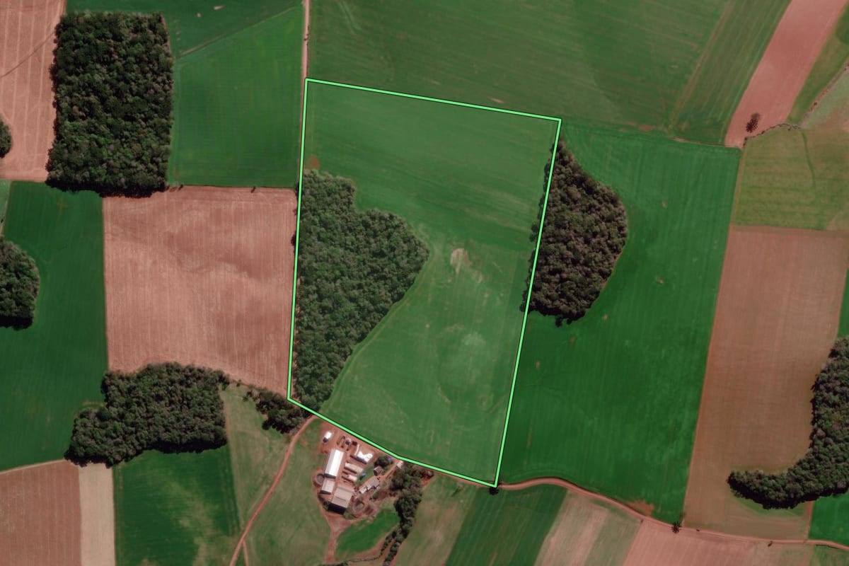 Imagem de satélite do imóvel rural em Água Santa (RS), com o contorno declarado no CAR desenhado por cima.