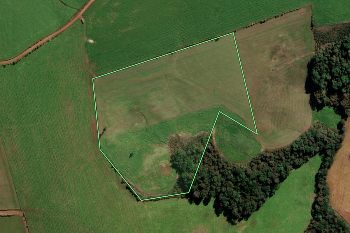Imagem de satélite do imóvel rural em Água Santa (RS), com o contorno declarado no CAR desenhado por cima.