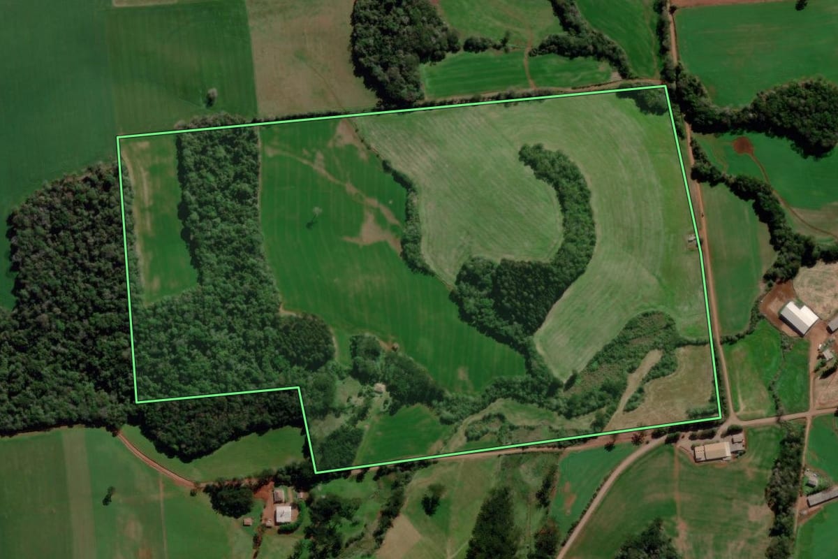 Imagem de satélite do imóvel rural em Água Santa (RS), com o contorno declarado no CAR desenhado por cima.