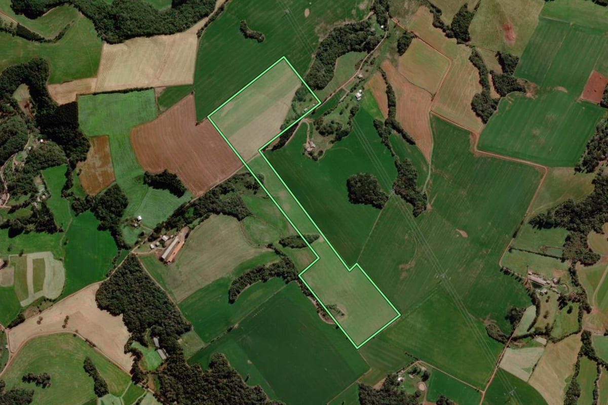 Imagem de satélite do imóvel rural em Água Santa (RS), com o contorno declarado no CAR desenhado por cima.