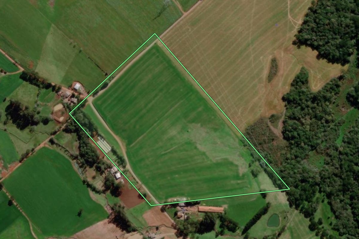 Imagem de satélite do imóvel rural em Água Santa (RS), com o contorno declarado no CAR desenhado por cima.