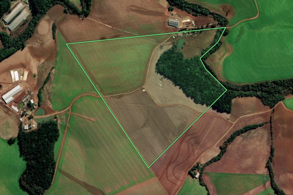 Imagem de satélite do imóvel rural em Água Santa (RS), com o contorno declarado no CAR desenhado por cima.
