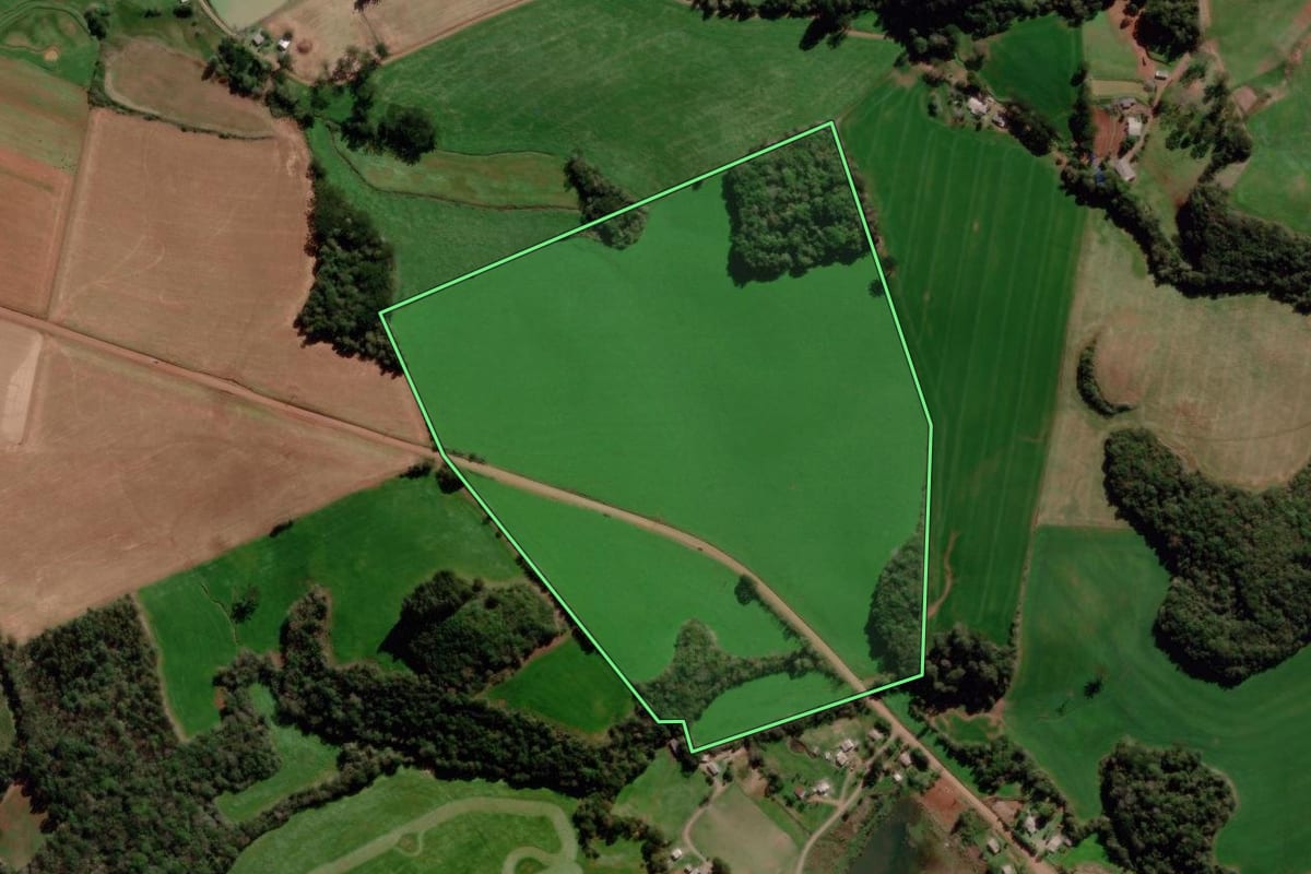 Imagem de satélite do imóvel rural em Água Santa (RS), com o contorno declarado no CAR desenhado por cima.