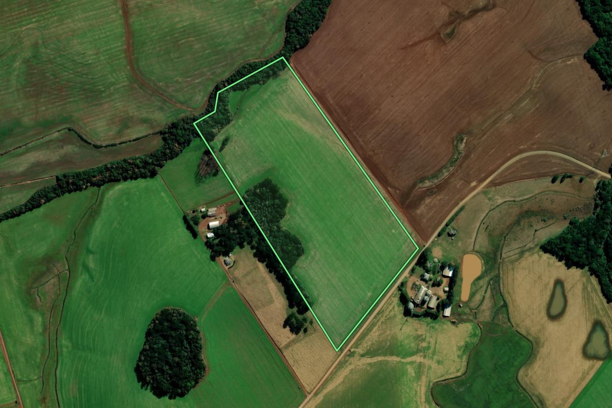Imagem de satélite do imóvel rural em Água Santa (RS), com o contorno declarado no CAR desenhado por cima.