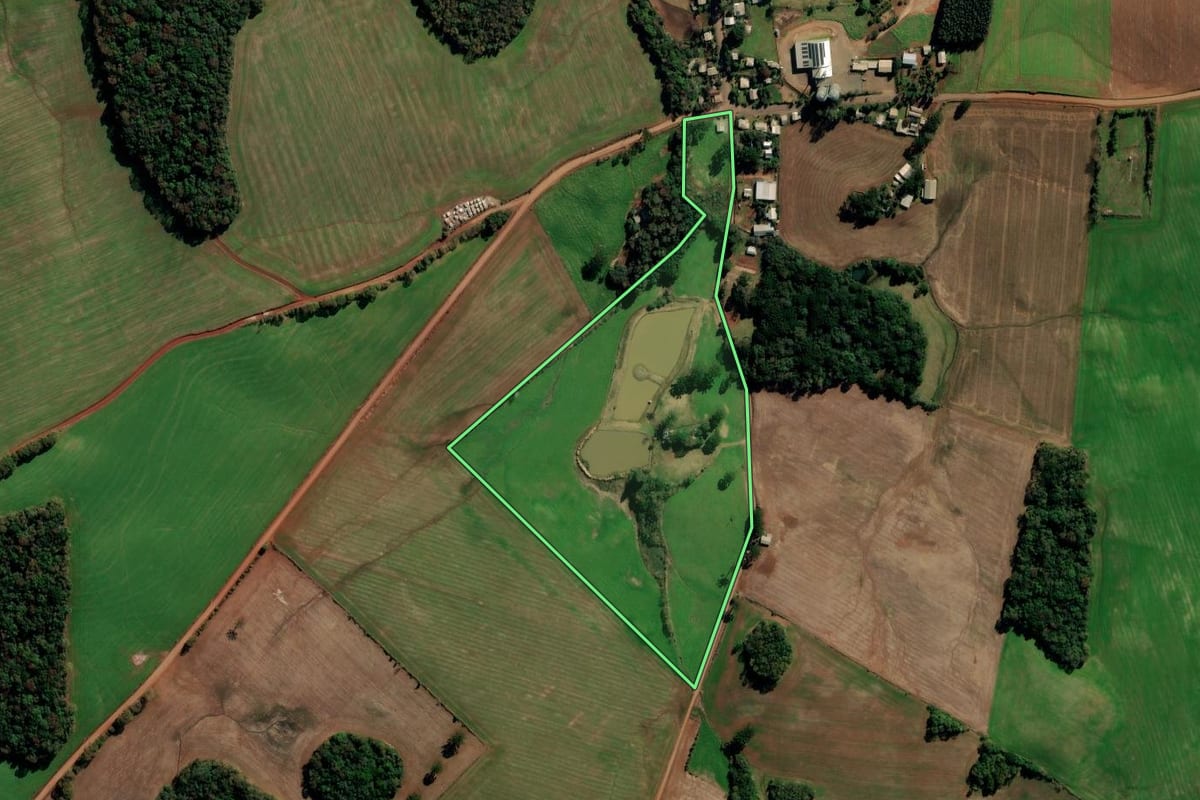 Imagem de satélite do imóvel rural em Água Santa (RS), com o contorno declarado no CAR desenhado por cima.