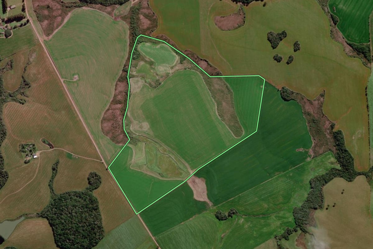 Imagem de satélite do imóvel rural em Água Santa (RS), com o contorno declarado no CAR desenhado por cima.