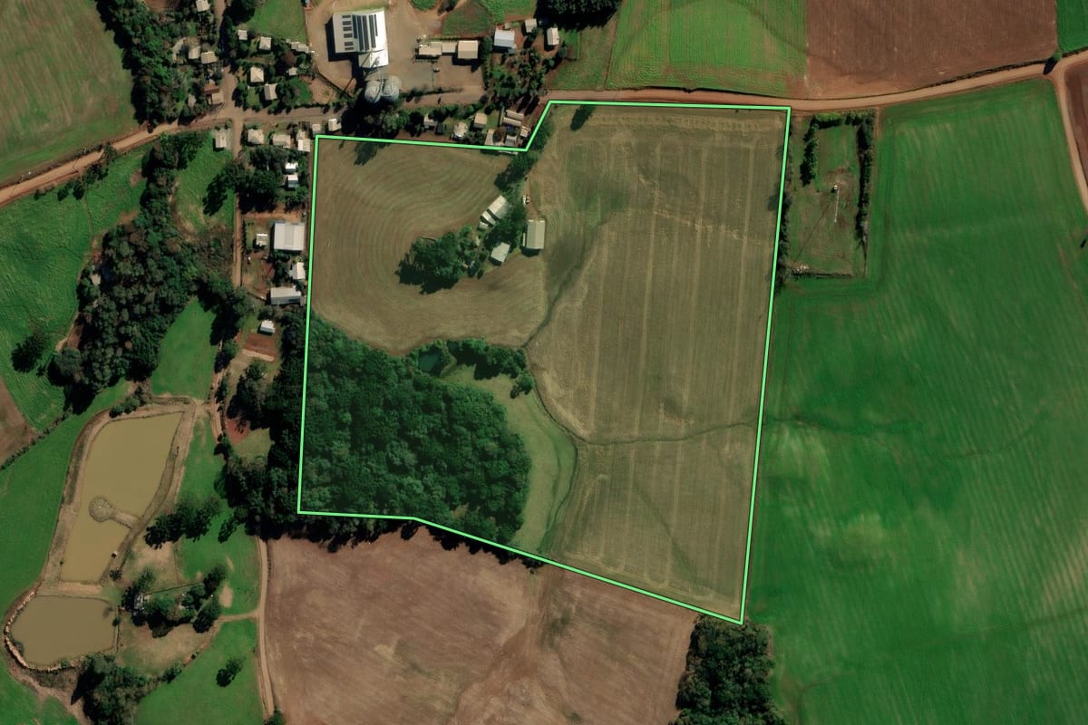 Imagem de satélite do imóvel rural em Água Santa (RS), com o contorno declarado no CAR desenhado por cima.