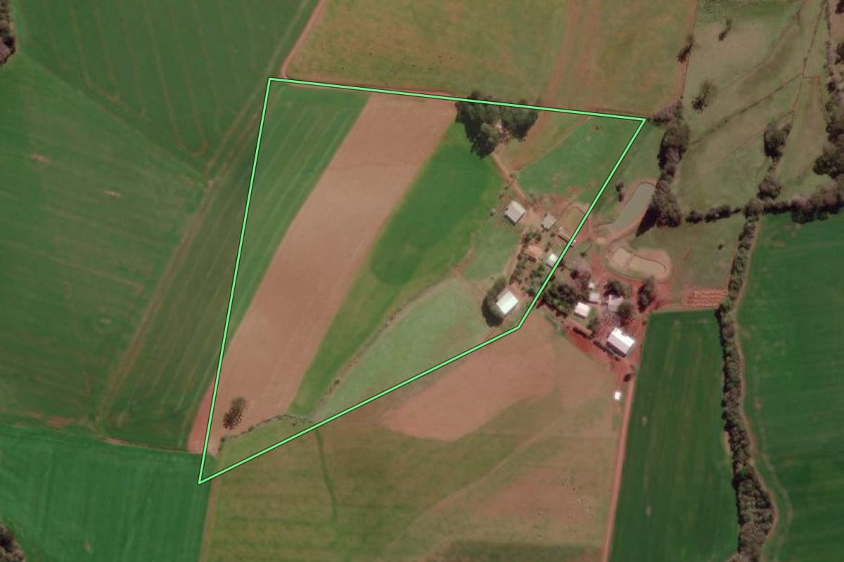 Imagem de satélite do imóvel rural em Água Santa (RS), com o contorno declarado no CAR desenhado por cima.