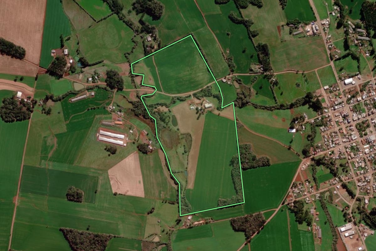 Imagem de satélite do imóvel rural em Água Santa (RS), com o contorno declarado no CAR desenhado por cima.