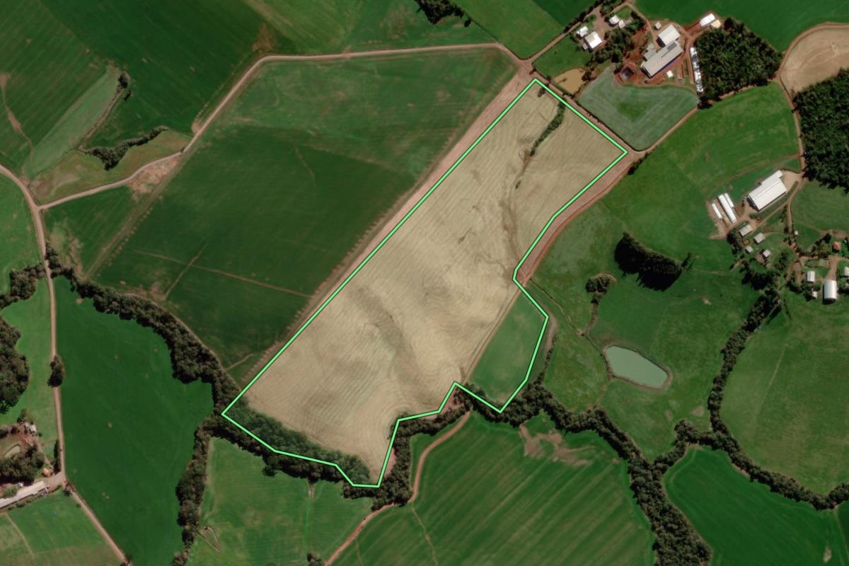 Imagem de satélite do imóvel rural em Água Santa (RS), com o contorno declarado no CAR desenhado por cima.