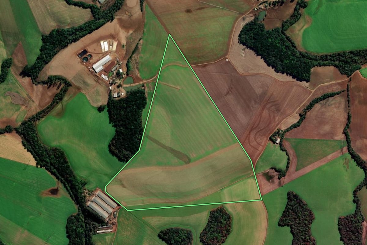 Imagem de satélite do imóvel rural em Água Santa (RS), com o contorno declarado no CAR desenhado por cima.