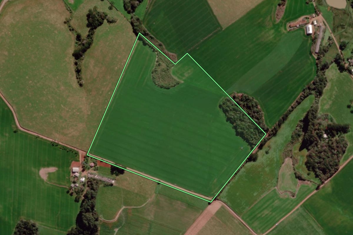 Imagem de satélite do imóvel rural em Água Santa (RS), com o contorno declarado no CAR desenhado por cima.