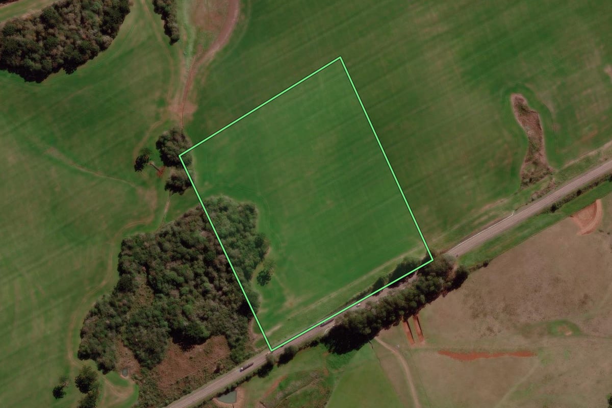 Imagem de satélite do imóvel rural em Água Santa (RS), com o contorno declarado no CAR desenhado por cima.