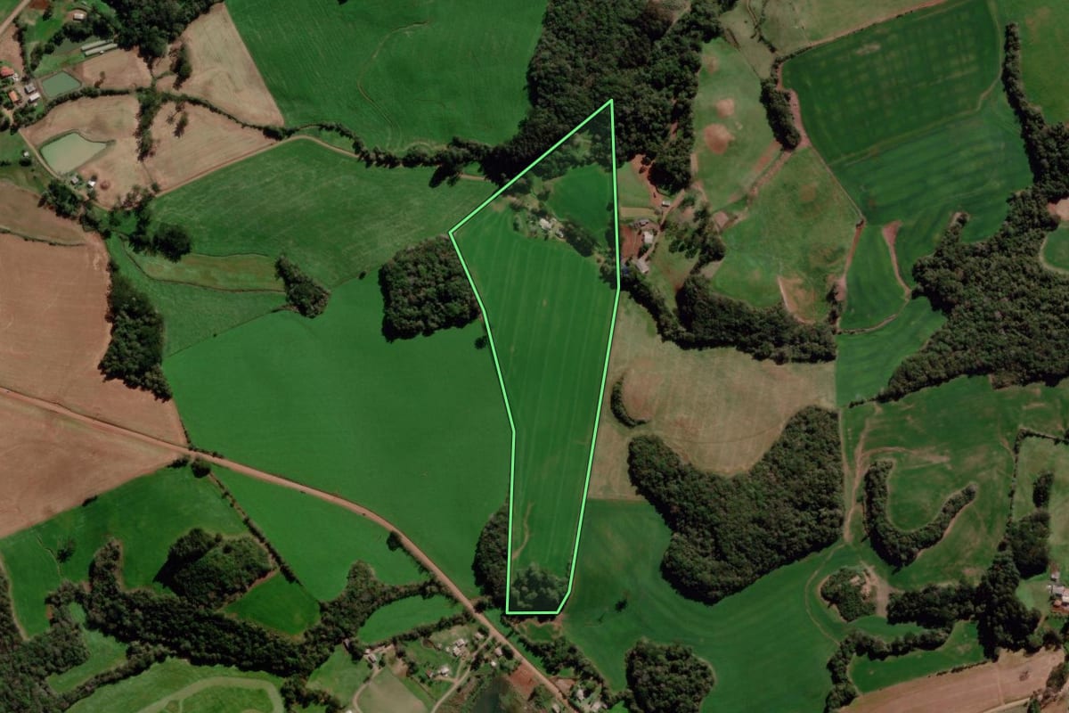 Imagem de satélite do imóvel rural em Água Santa (RS), com o contorno declarado no CAR desenhado por cima.