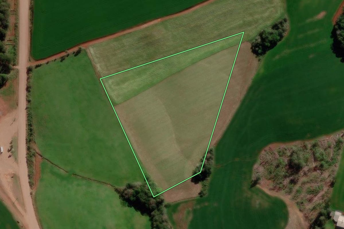Imagem de satélite do imóvel rural em Água Santa (RS), com o contorno declarado no CAR desenhado por cima.