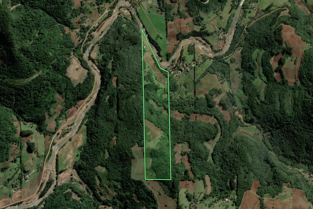 Imagem de satélite do imóvel rural em Agudo (RS), com o contorno declarado no CAR desenhado por cima.