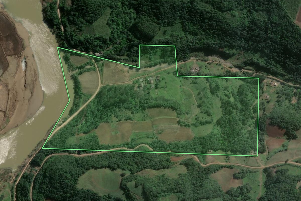 Imagem de satélite do imóvel rural em Agudo (RS), com o contorno declarado no CAR desenhado por cima.