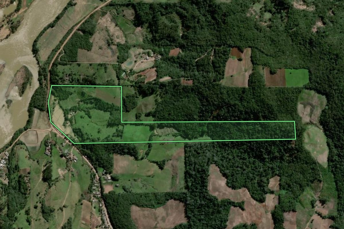 Imagem de satélite do imóvel rural em Agudo (RS), com o contorno declarado no CAR desenhado por cima.