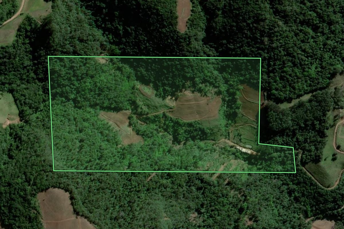 Imagem de satélite do imóvel rural em Agudo (RS), com o contorno declarado no CAR desenhado por cima.