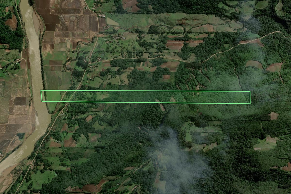 Imagem de satélite do imóvel rural em Agudo (RS), com o contorno declarado no CAR desenhado por cima.