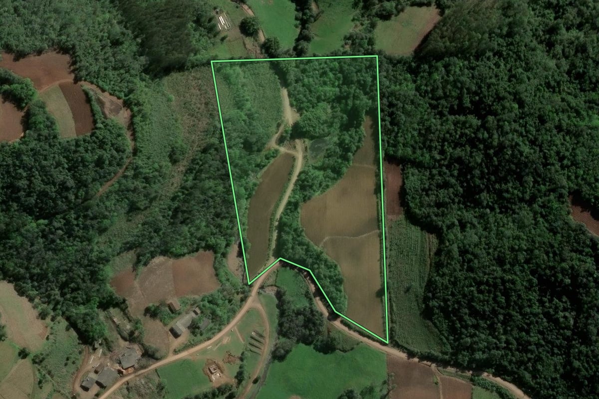 Imagem de satélite do imóvel rural em Agudo (RS), com o contorno declarado no CAR desenhado por cima.