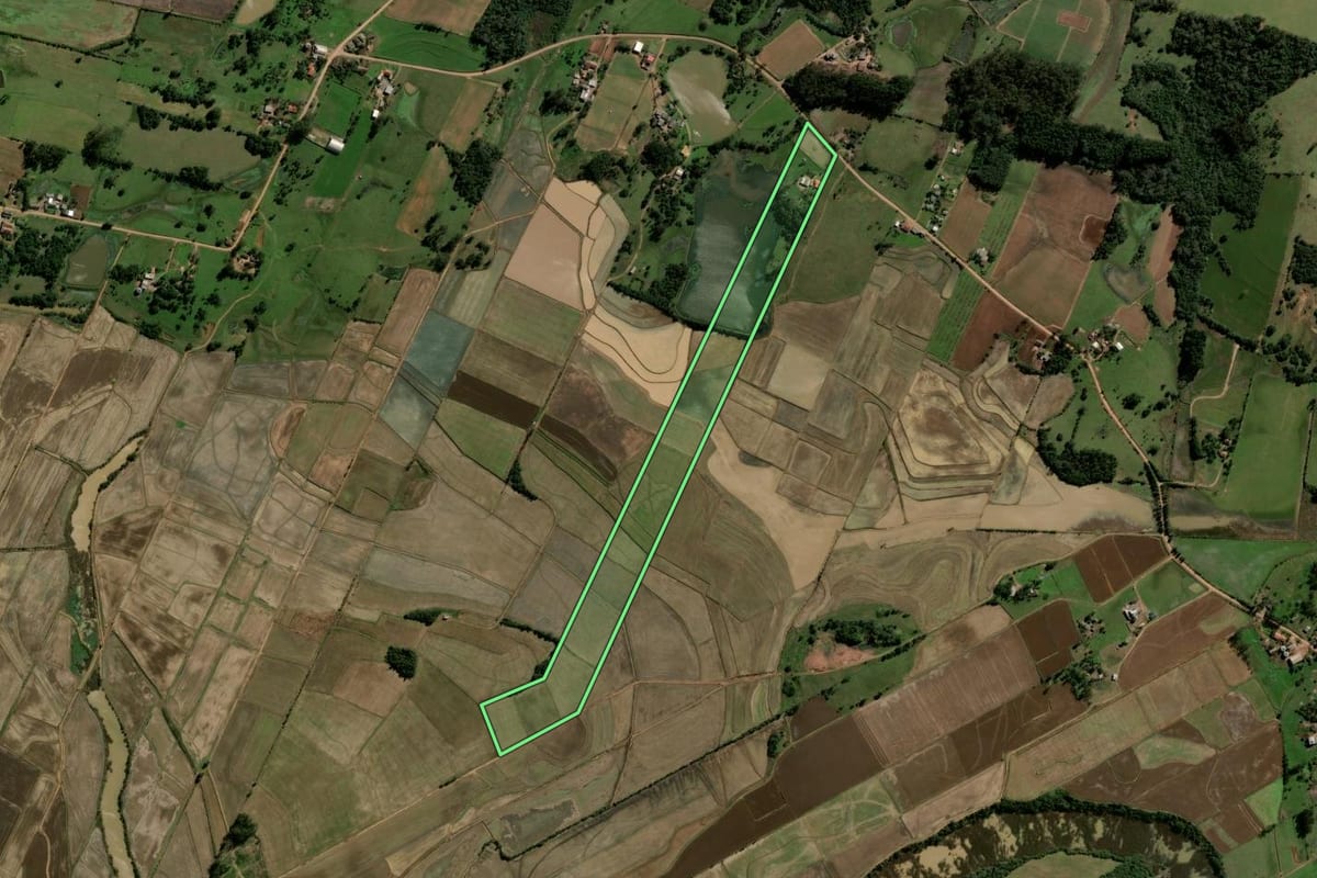 Imagem de satélite do imóvel rural em Agudo (RS), com o contorno declarado no CAR desenhado por cima.