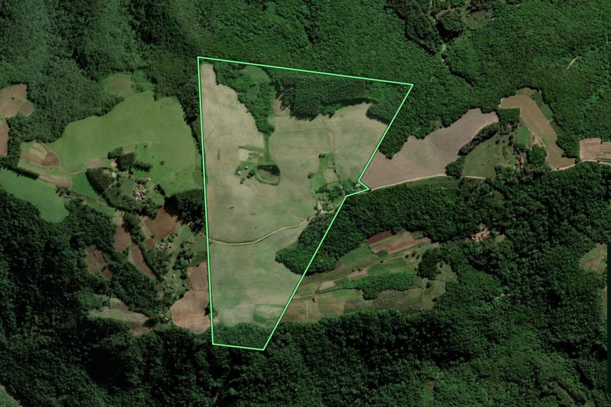 Imagem de satélite do imóvel rural em Agudo (RS), com o contorno declarado no CAR desenhado por cima.
