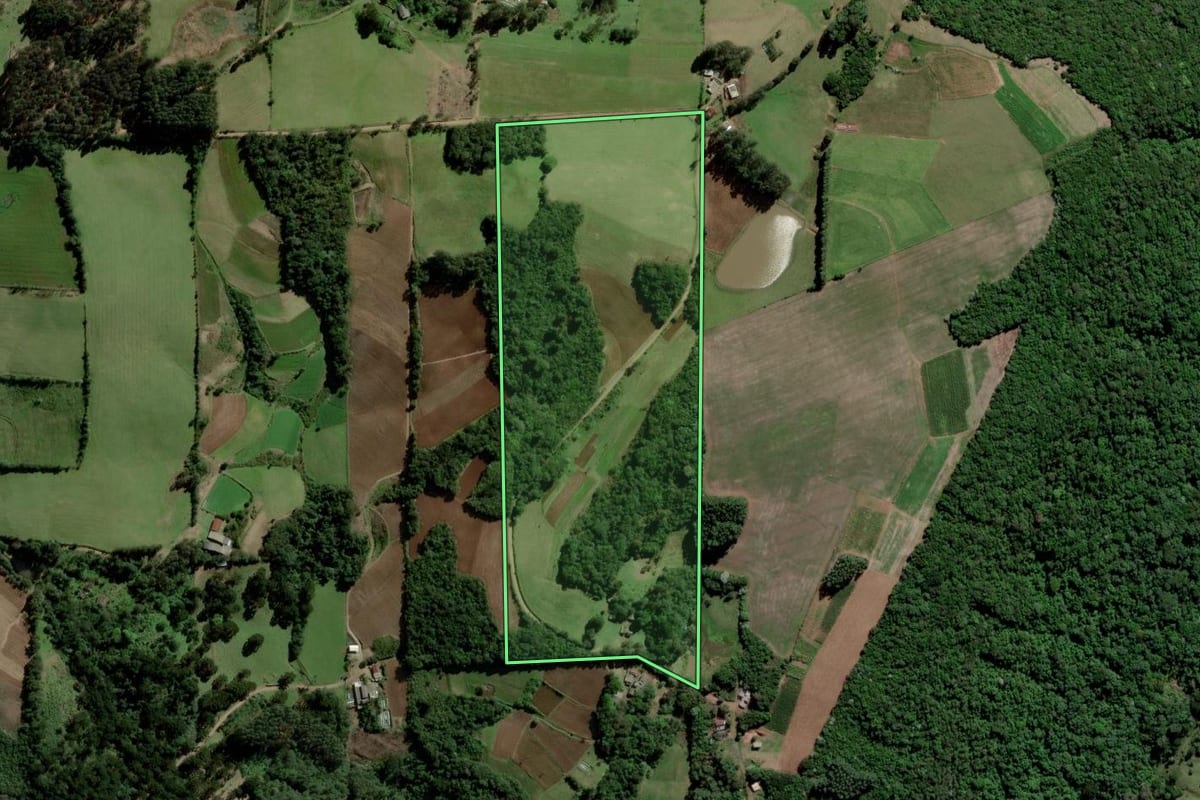 Imagem de satélite do imóvel rural em Agudo (RS), com o contorno declarado no CAR desenhado por cima.
