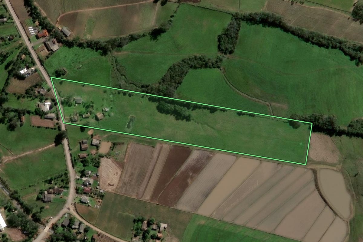 Imagem de satélite do imóvel rural em Agudo (RS), com o contorno declarado no CAR desenhado por cima.