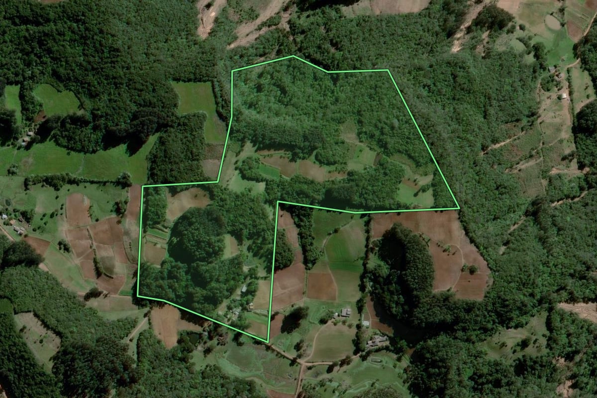 Imagem de satélite do imóvel rural em Agudo (RS), com o contorno declarado no CAR desenhado por cima.