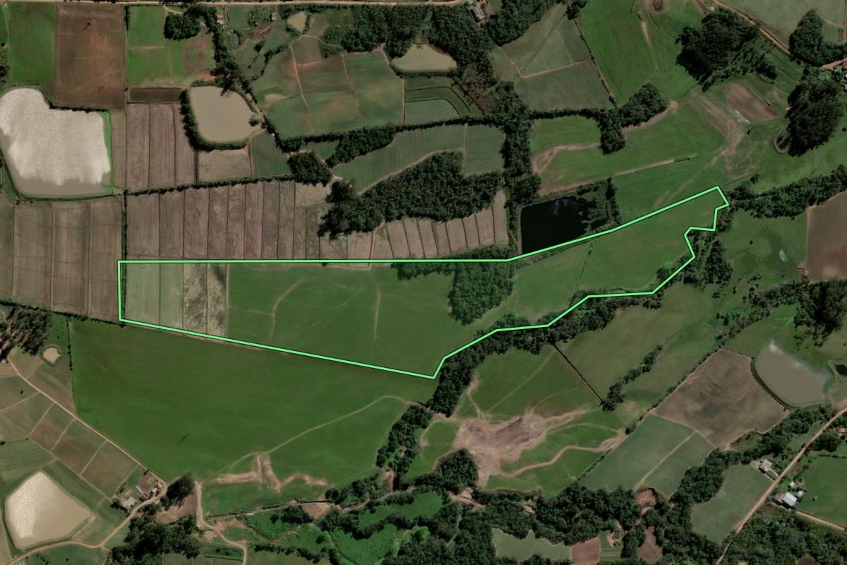 Imagem de satélite do imóvel rural em Agudo (RS), com o contorno declarado no CAR desenhado por cima.