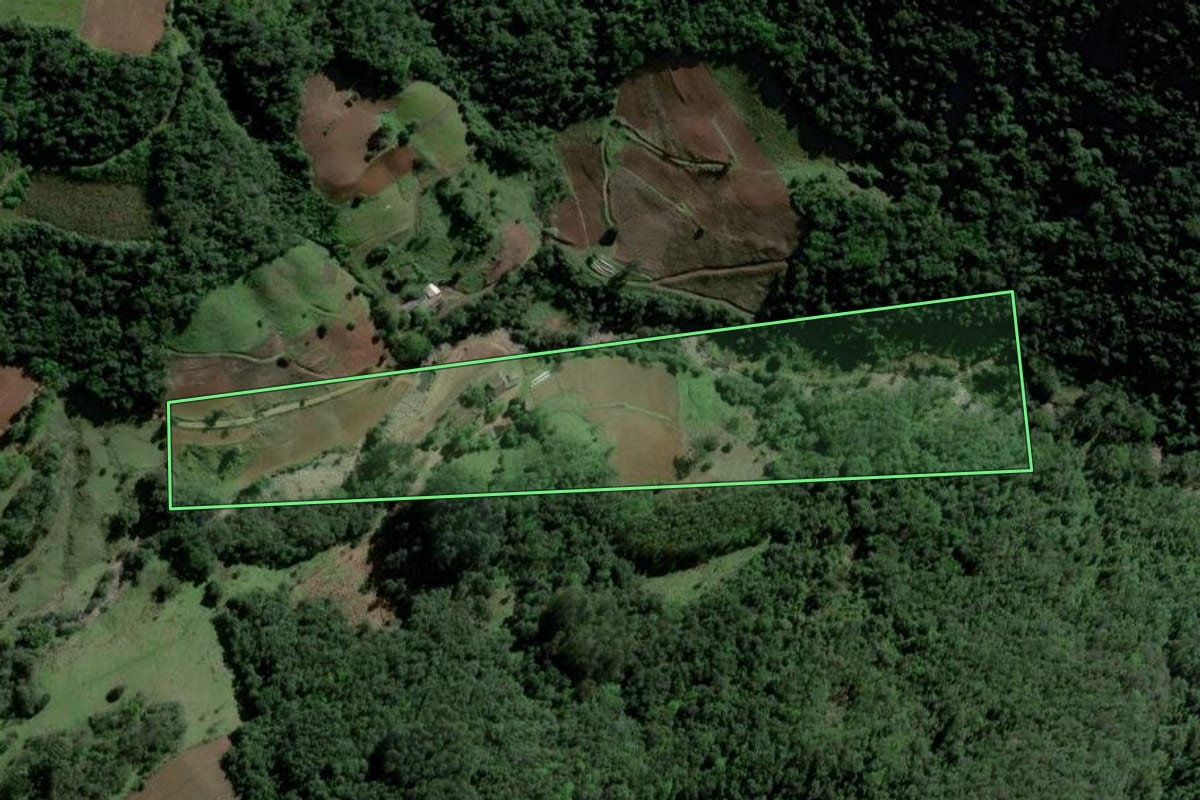Imagem de satélite do imóvel rural em Agudo (RS), com o contorno declarado no CAR desenhado por cima.