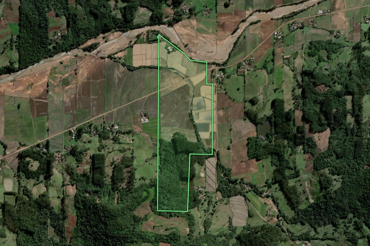 Imagem de satélite do imóvel rural em Agudo (RS), com o contorno declarado no CAR desenhado por cima.