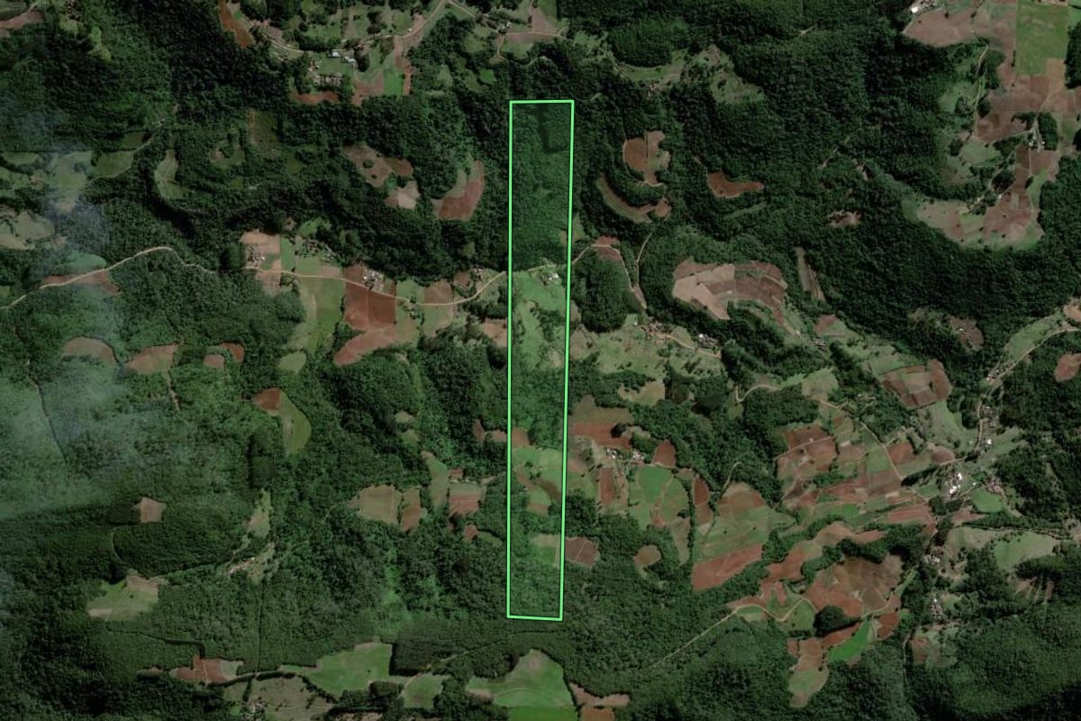 Imagem de satélite do imóvel rural em Agudo (RS), com o contorno declarado no CAR desenhado por cima.