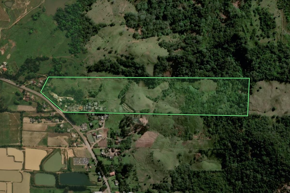 Imagem de satélite do imóvel rural em Agudo (RS), com o contorno declarado no CAR desenhado por cima.