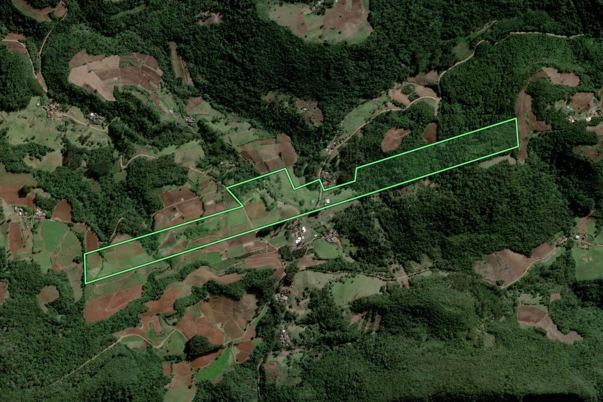 Imagem de satélite do imóvel rural em Agudo (RS), com o contorno declarado no CAR desenhado por cima.