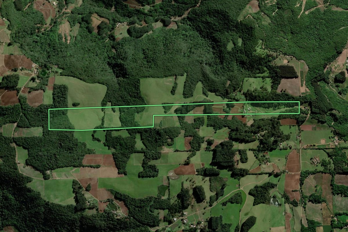 Imagem de satélite do imóvel rural em Agudo (RS), com o contorno declarado no CAR desenhado por cima.