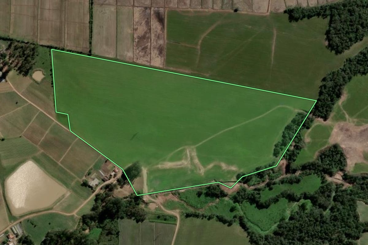 Imagem de satélite do imóvel rural em Agudo (RS), com o contorno declarado no CAR desenhado por cima.