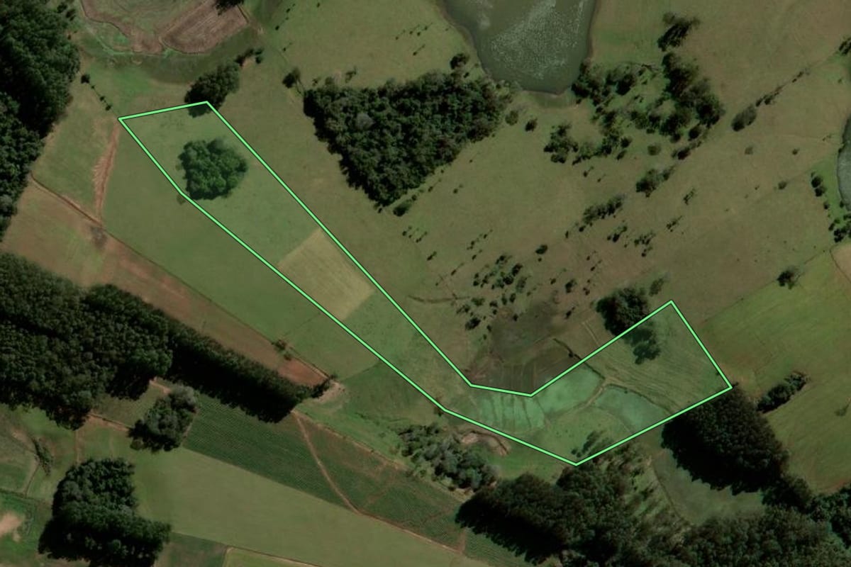 Imagem de satélite do imóvel rural em Agudo (RS), com o contorno declarado no CAR desenhado por cima.